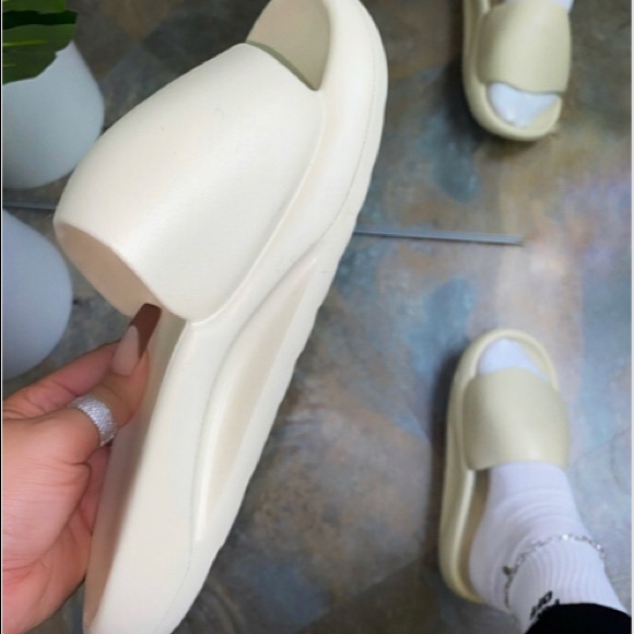 New white super comfy slide - Picture 6 of 9